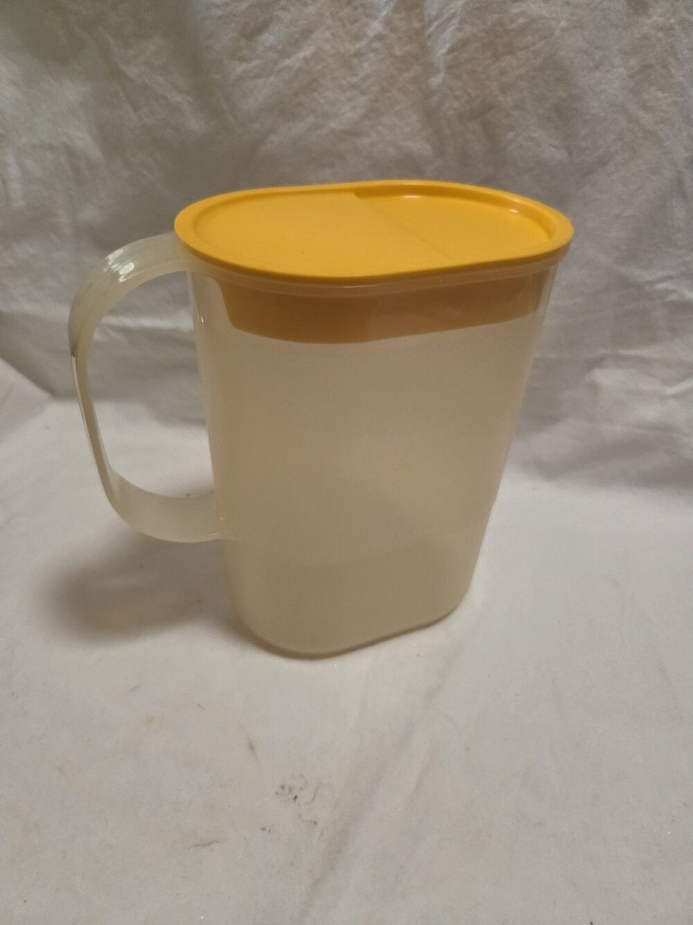 Tupperware 1 Quart Slim Line Pitcher Yellow Cover